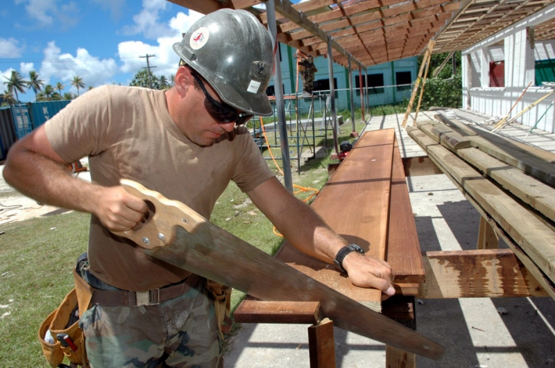 menuisier-VILLECROZE-min_worker_construction_building_carpenter_male_job_build_helmet-893290